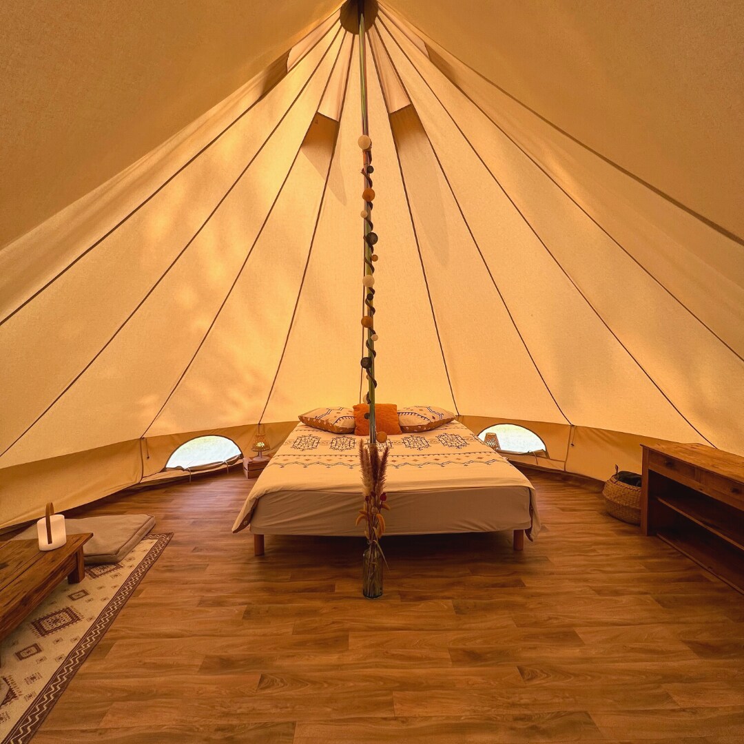 The Arc-en-Ciel印第安帐篷在河边