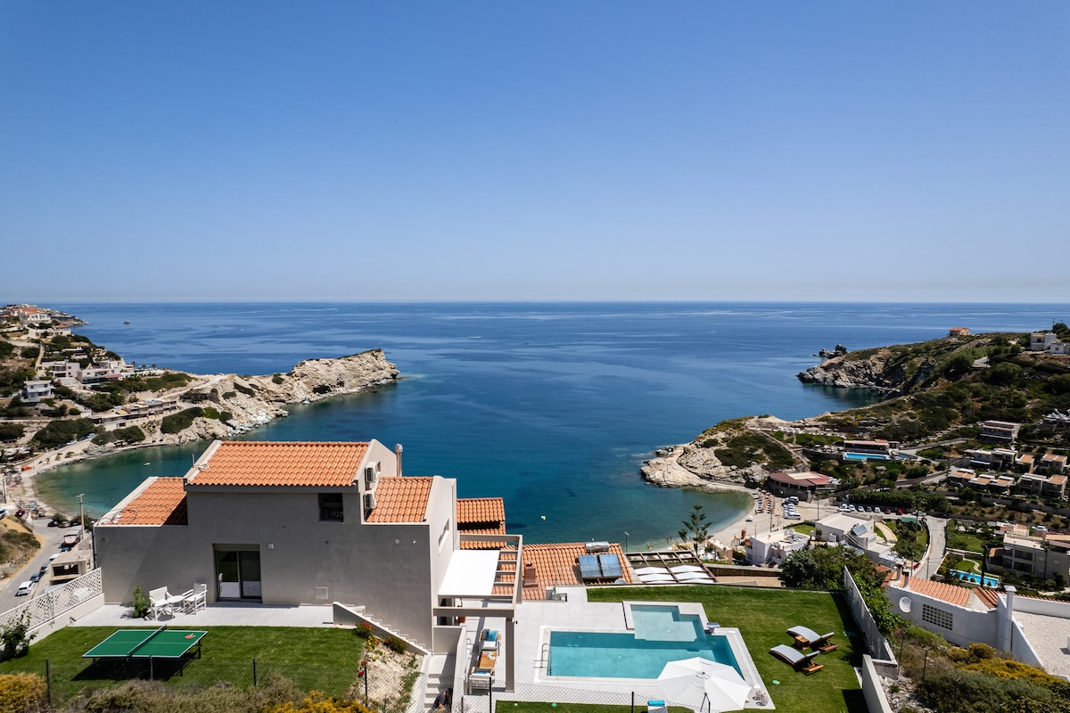 Luxury villa walking distance to Ligaria beach