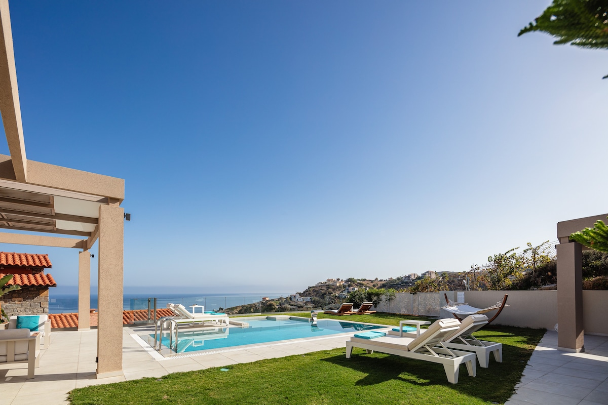 Luxury villa walking distance to Ligaria beach