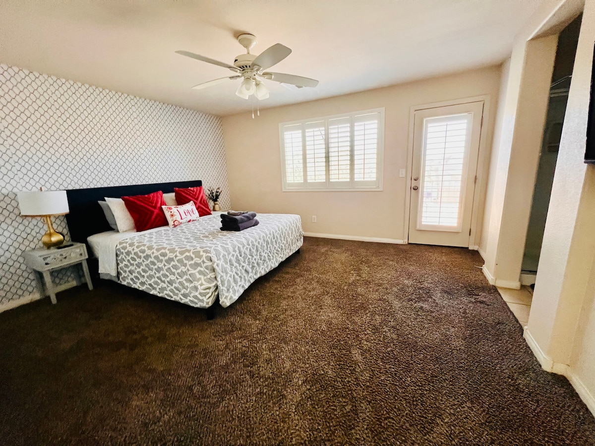 Entire Place | 3 bedroom | Sleep 8 | 10 min to LAS