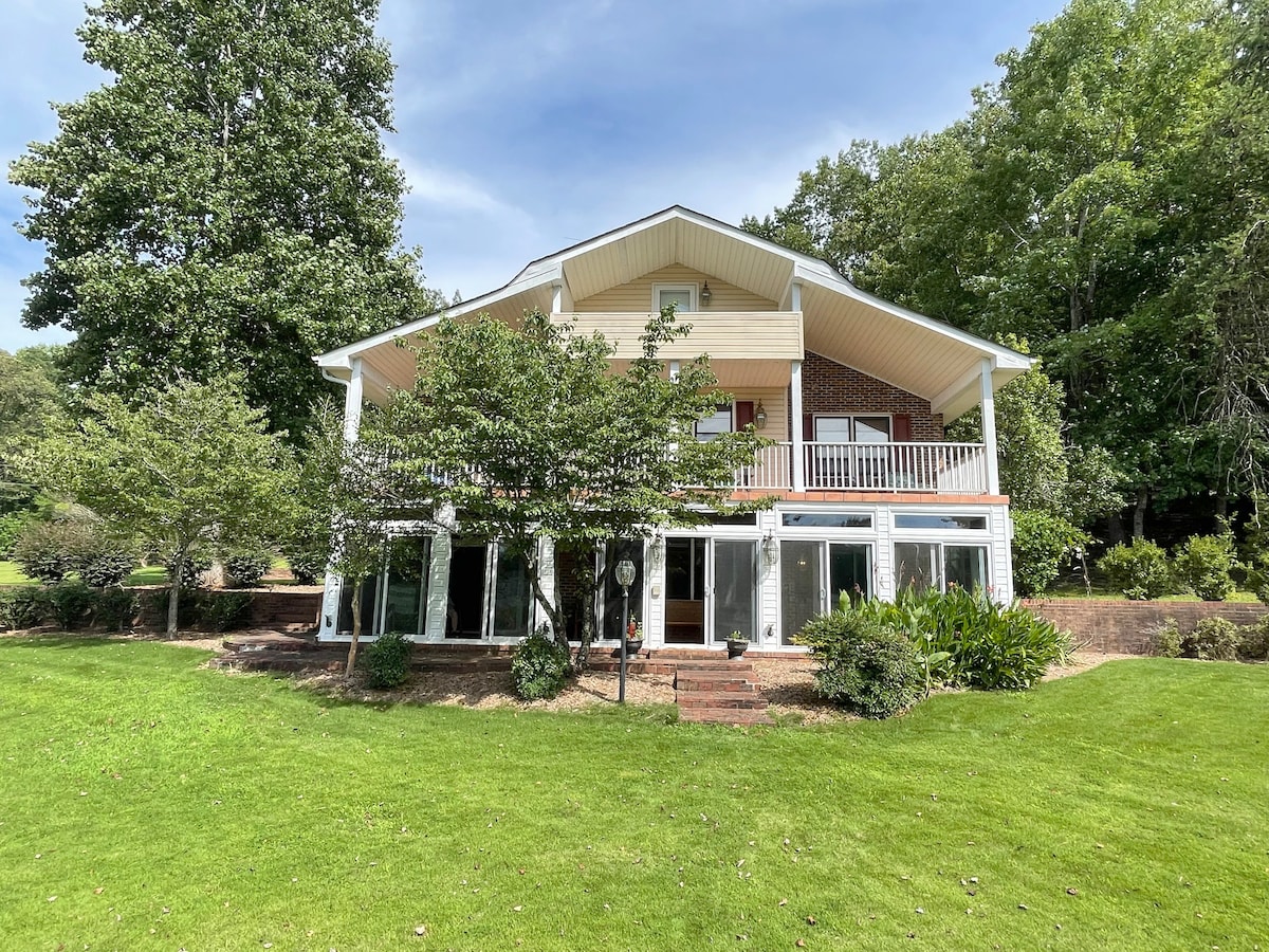 Lake Keowee 5 BR Dock Large Cabana in a Quiet Cove