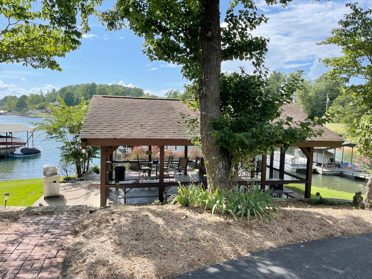 Lake Keowee 5 BR Dock Large Cabana in a Quiet Cove