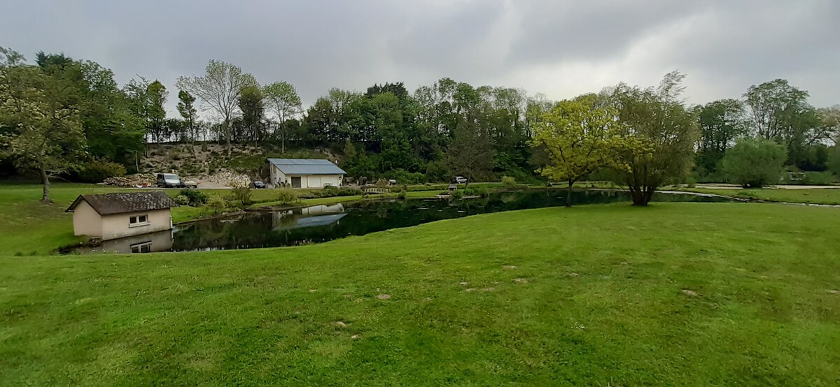 Adorable maison d’hôtes bordée d’étangs au calme.