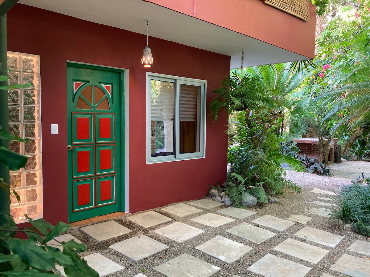 "Frida House" 1 bedroom apartment with garden