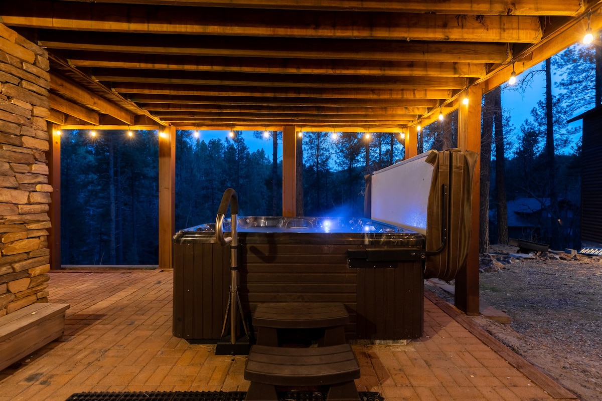 Cabin in the mountains! Hot Tub/Arcades/Pool Table