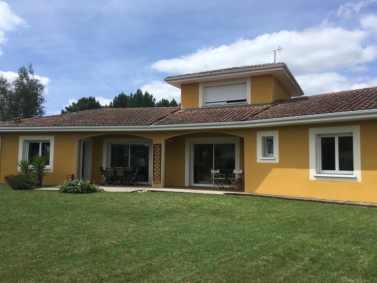 Maison spacieuse à la campagne avec piscine