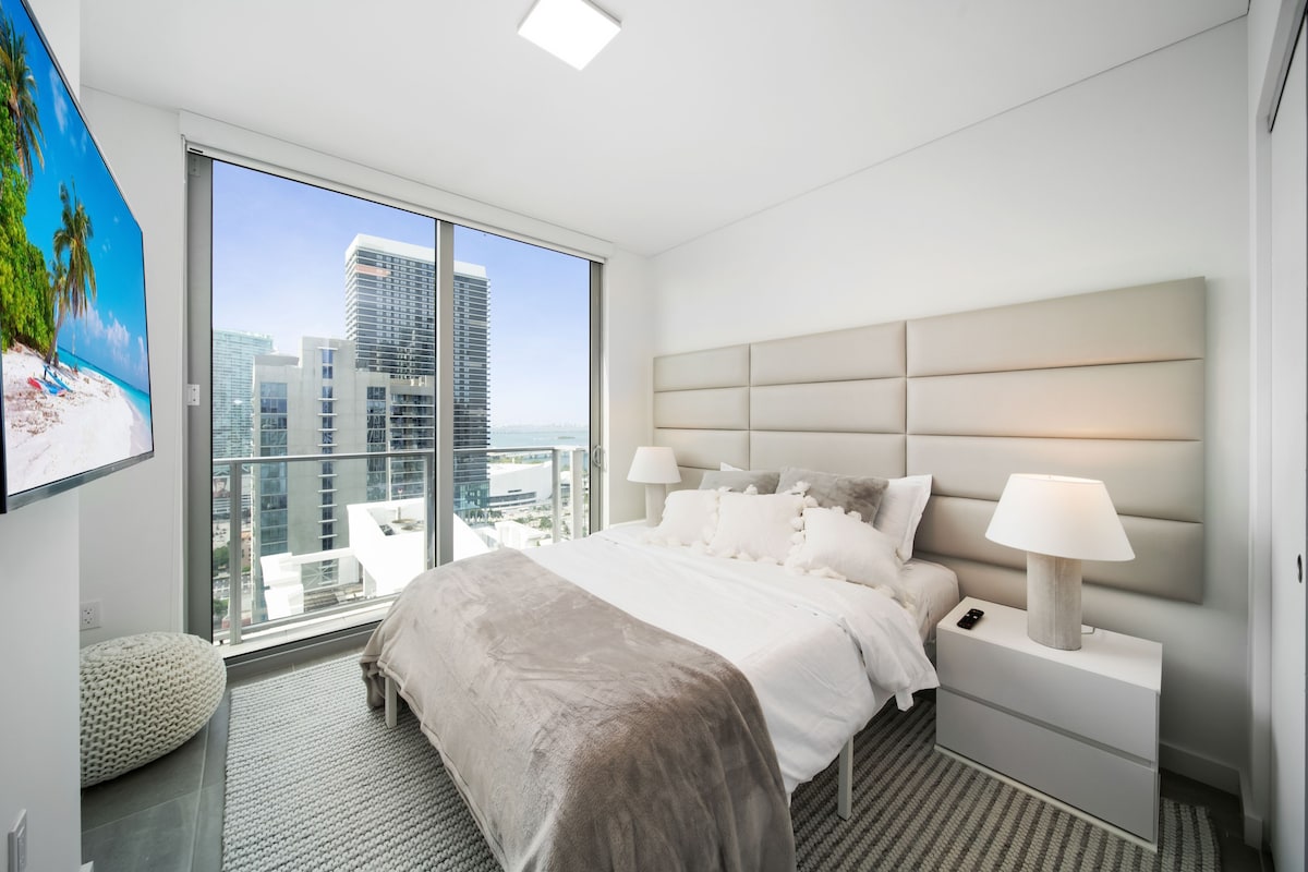 ionica | penthouse in downtown w/pool and parking