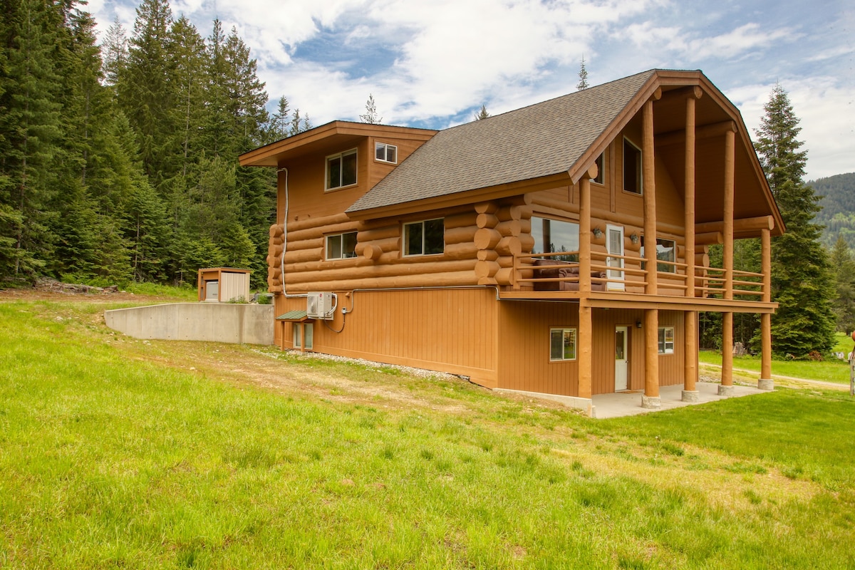 Rustic Log Cabin with Pasture and Mountain Views