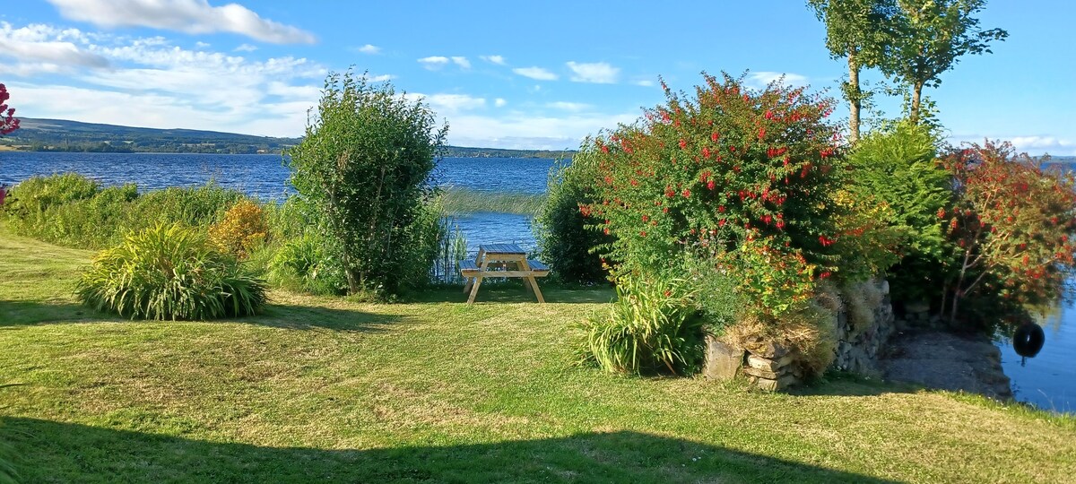 宁静的Lough Derg海岸上的双床小屋