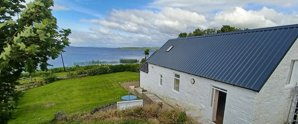 宁静的Lough Derg海岸上的双床小屋