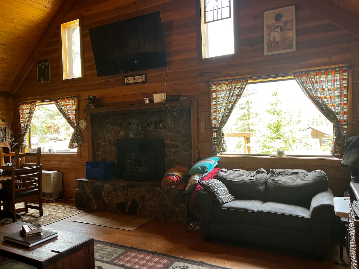 Quaint and peaceful cabin on 1 acre