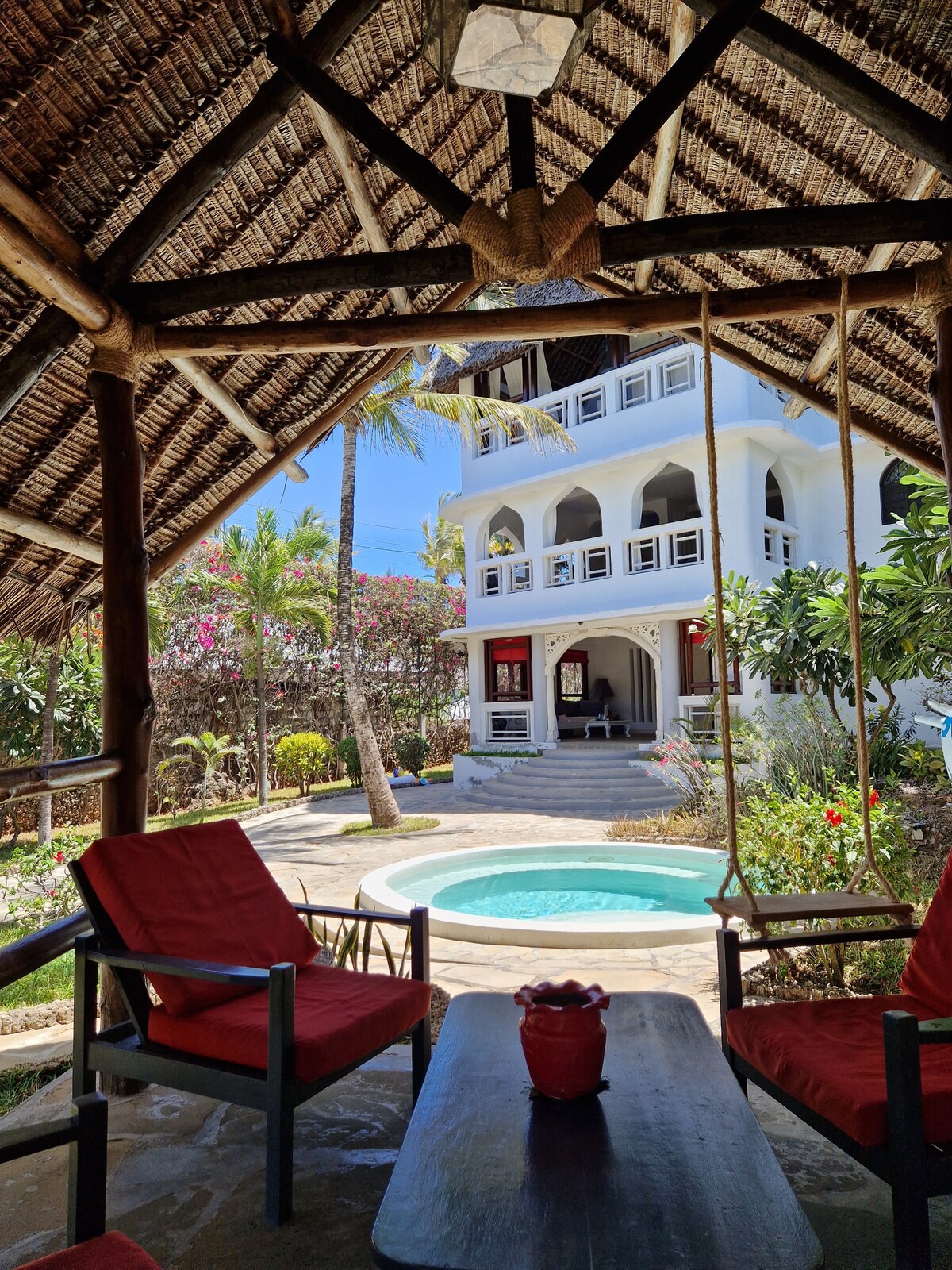 Traditional African roofed villa, 5 min to beach