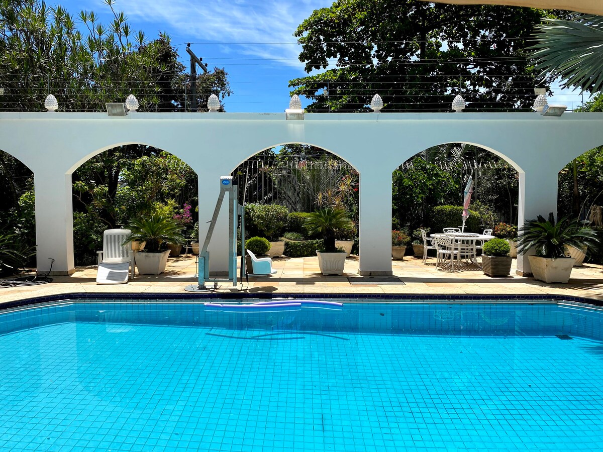 别墅别墅设有8间卧室和游泳池游泳池，位于贝洛奥里藏特（ Belo Hor