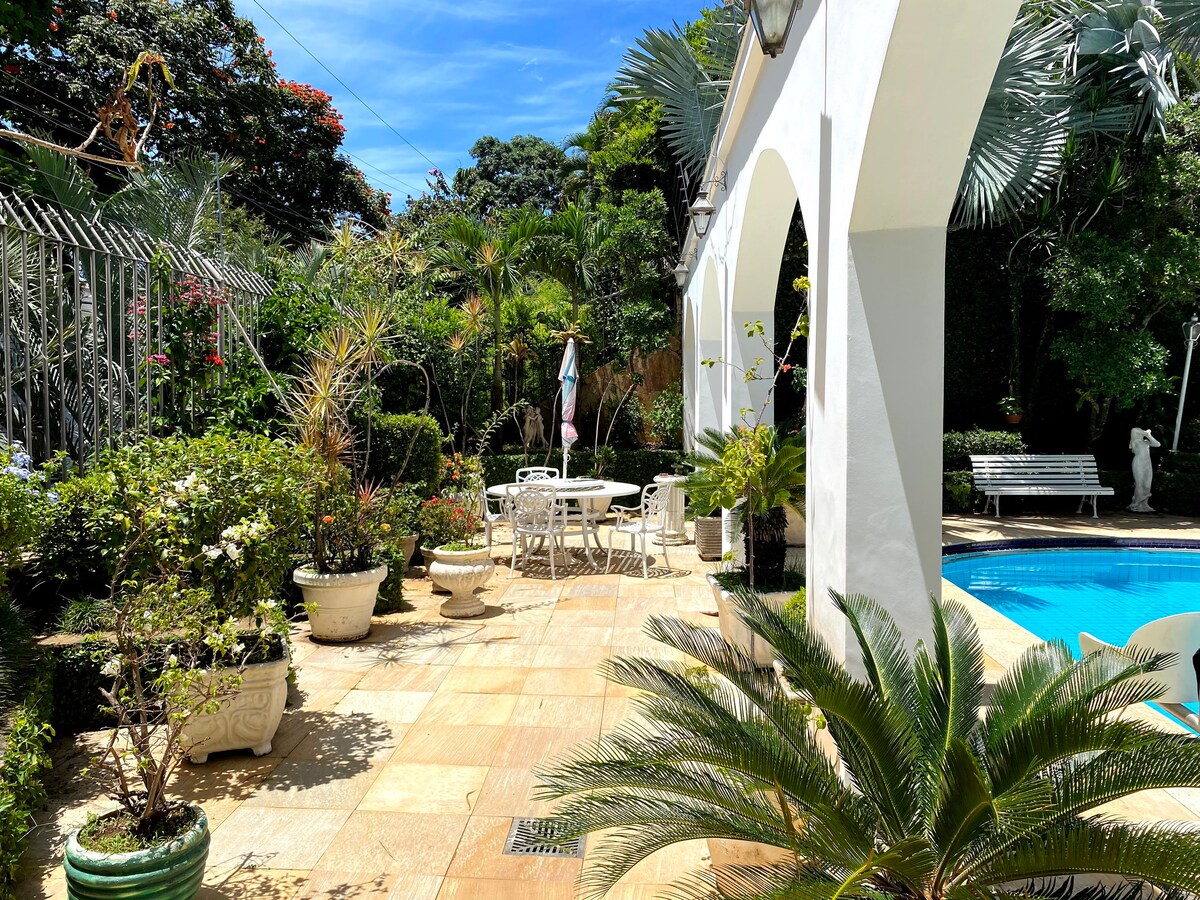别墅别墅设有8间卧室和游泳池游泳池，位于贝洛奥里藏特（ Belo Hor