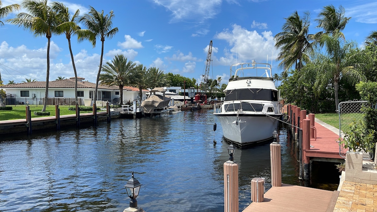 Adorable house with Amazing water front of canal