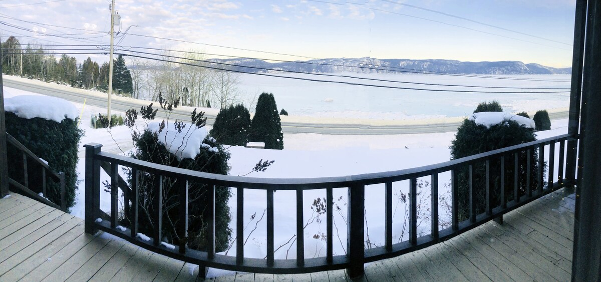 Chalet chaleureux avec vue imprenable sur la Baie.