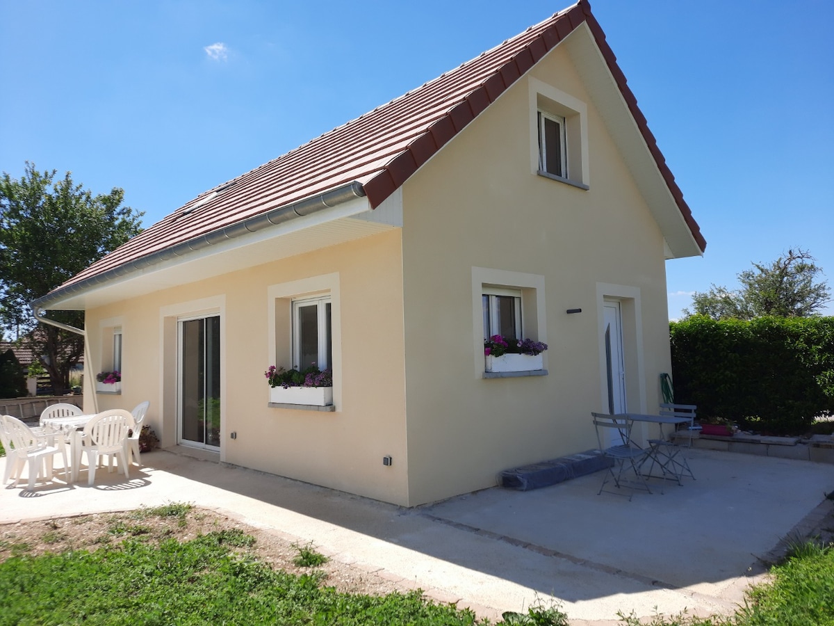 La LAUGINE, cottage chaleureux avec piscine