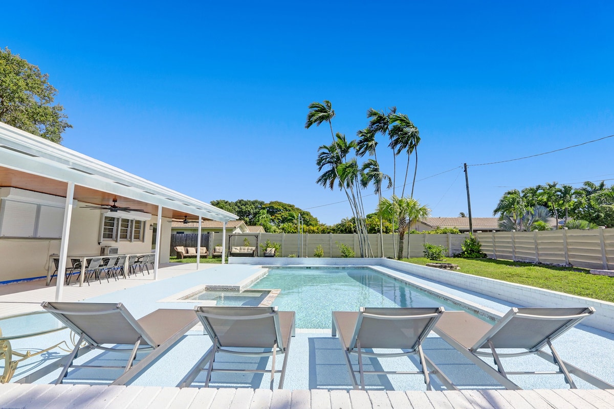 Large Beach house Heated pool  Hot Tub