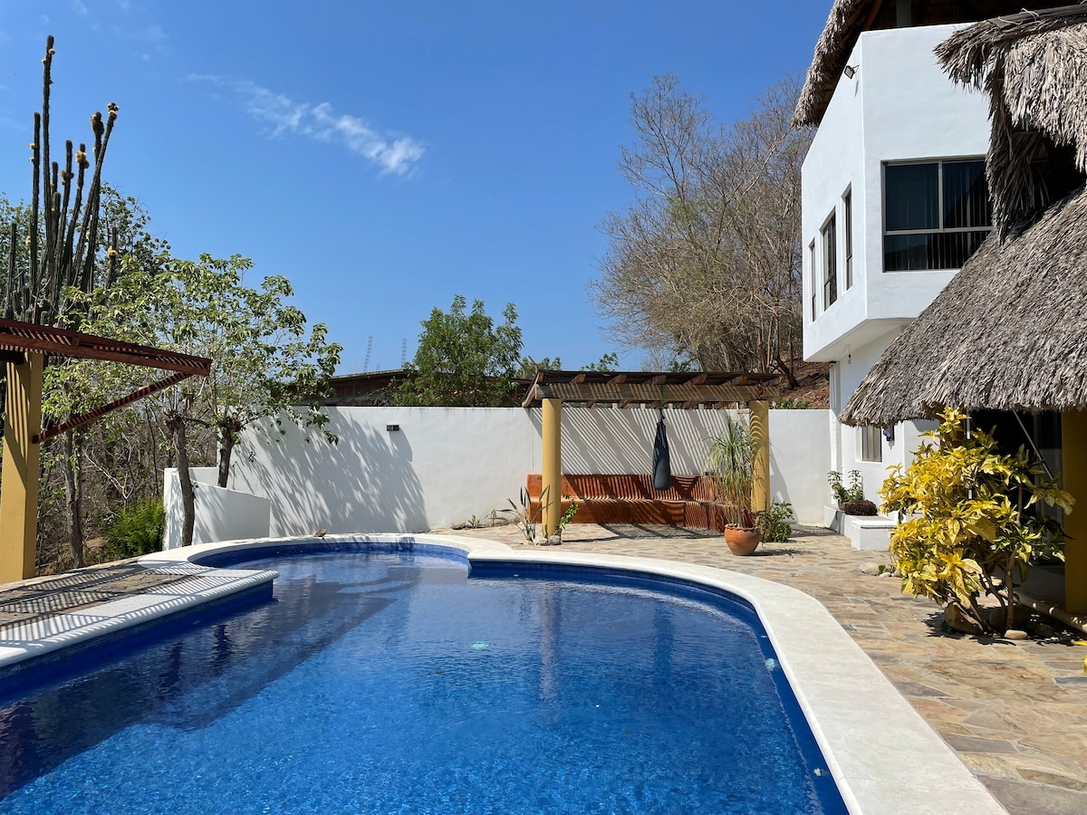 Cómoda habitación con hermosa vista y alberca