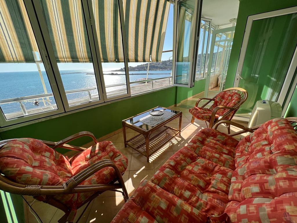 两间卧室的壮丽海景公寓。