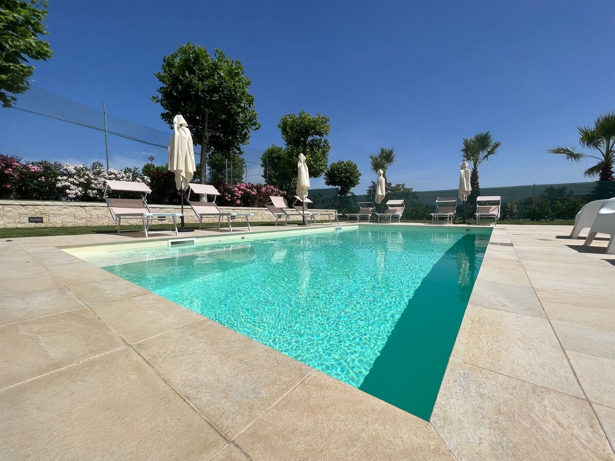 Torrione别墅-现代私人游泳池和空调