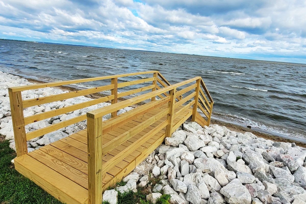 Waterfront Cottage near Lambeau and Door County!