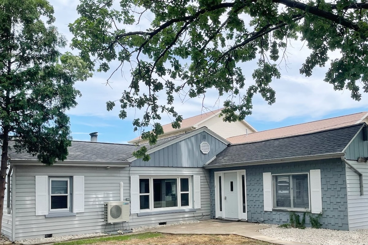 Waterfront Cottage near Lambeau and Door County!