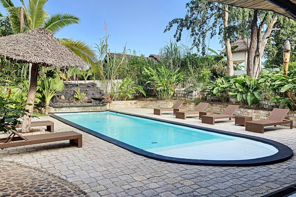 带泳池和热带花园的别墅，面向高尔夫球场