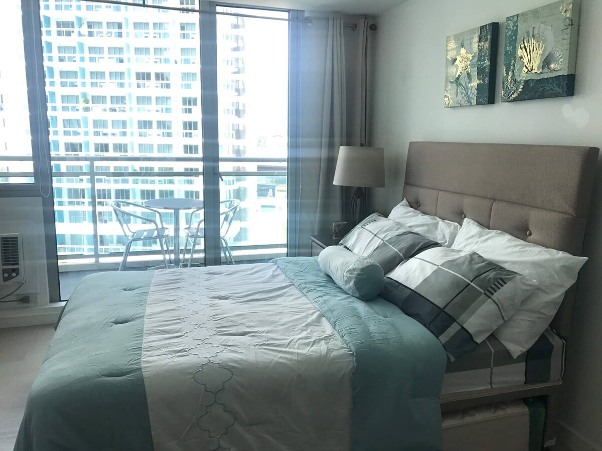 AZURE Chic French Inspired 1BR Unit, w/ Pool View