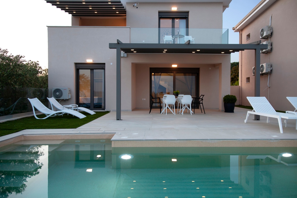 Special Offer! Villa Andromeda with Private Pool