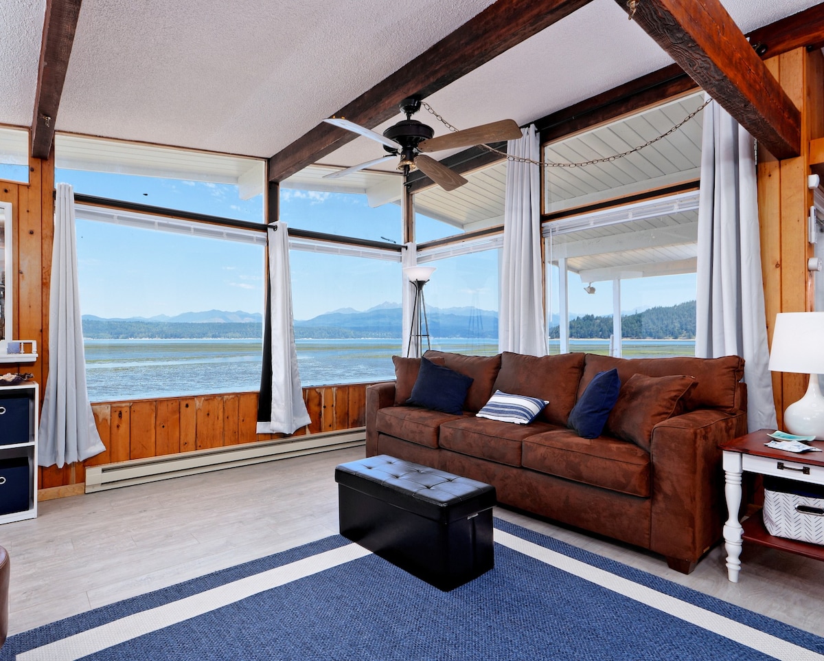 安纳斯湾海滩别墅（ Annas Bay Beach House ） ，位于胡德运河（ Hood Canal ） ，提供无线网络、