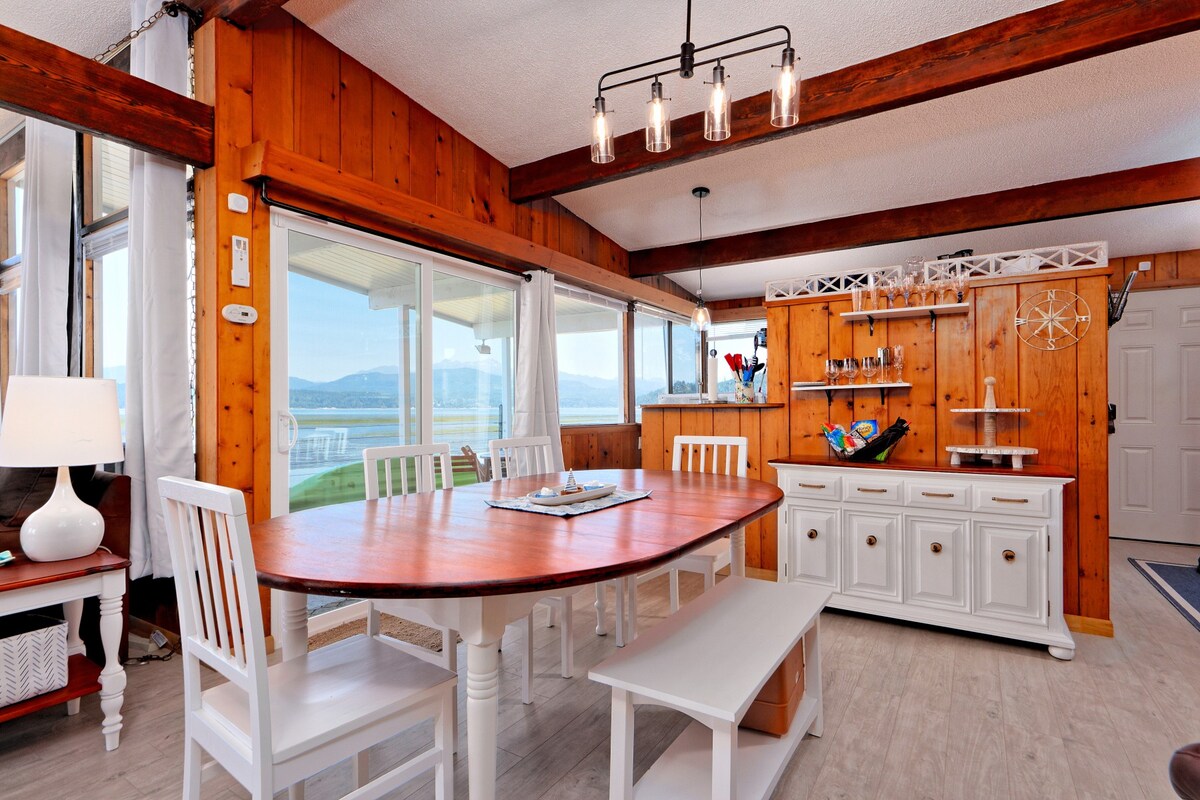 安纳斯湾海滩别墅（ Annas Bay Beach House ） ，位于胡德运河（ Hood Canal ） ，提供无线网络、