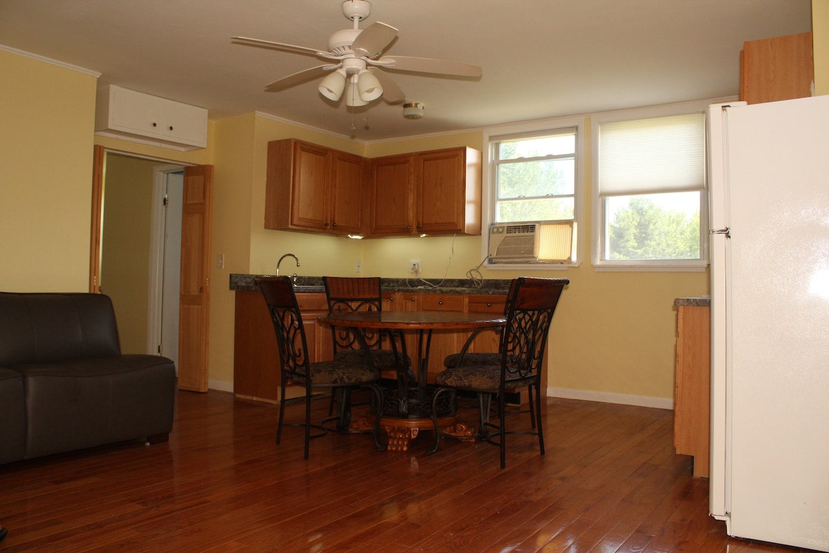 Adorable cozy loft/full kitchen with parking