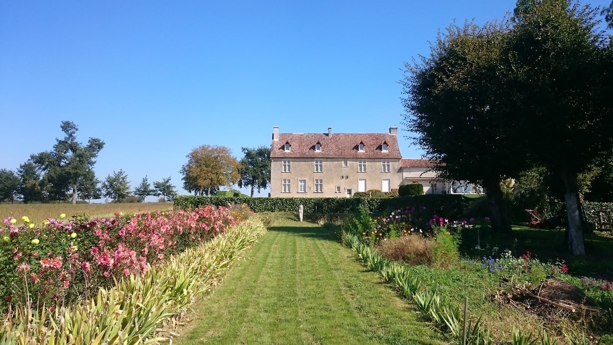 我们位于夏朗德河畔韦尔泰伊（ Verteuil-sur-Charente ）的住宿加早餐家庭套房