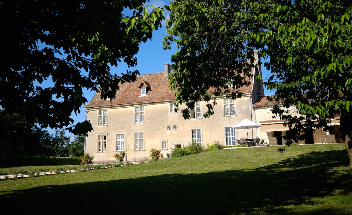 我们位于夏朗德河畔韦尔泰伊（ Verteuil-sur-Charente ）的住宿加早餐家庭套房