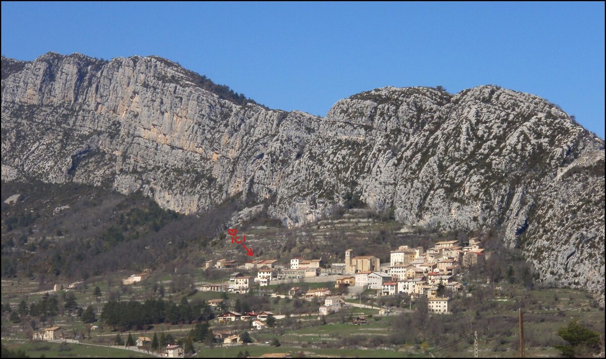 Maisonnette au pied des falaises