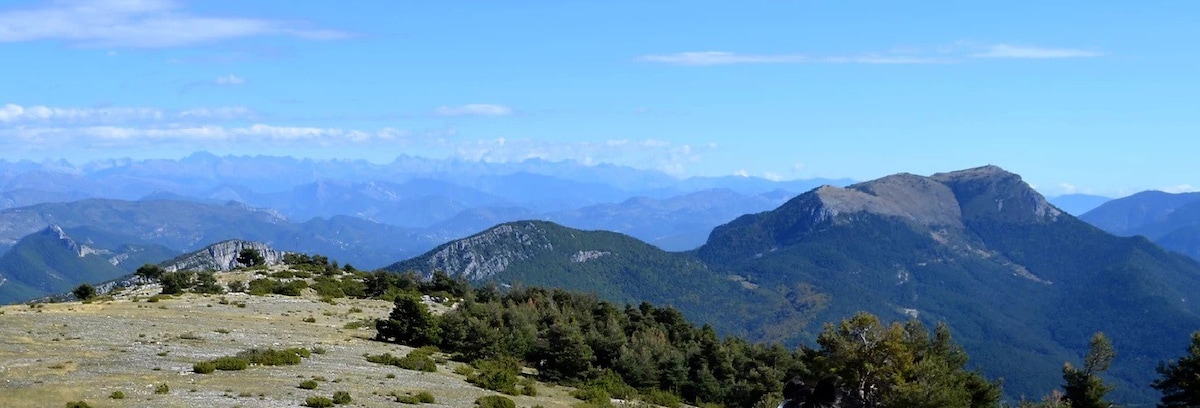 Maisonnette au pied des falaises