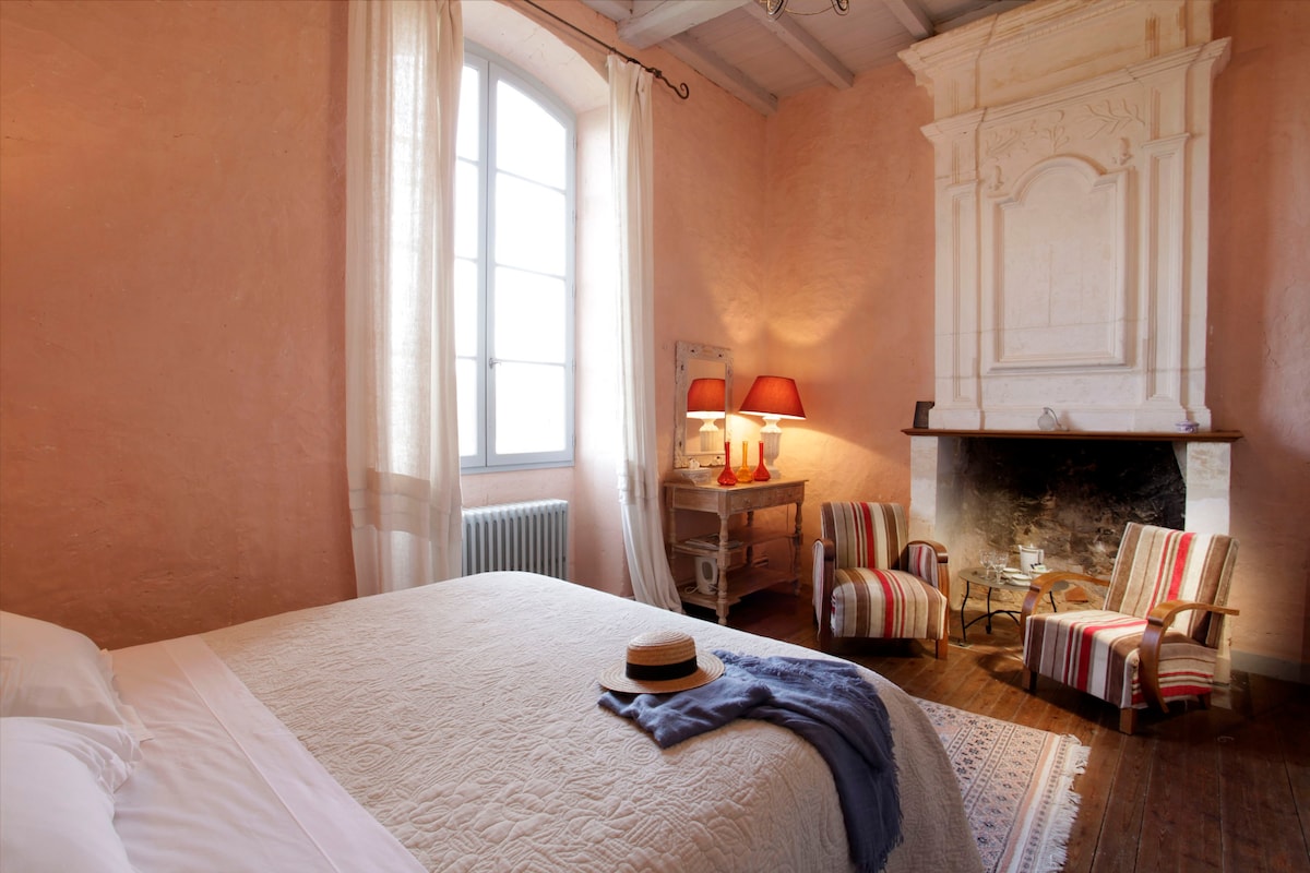 Chambre d'hôtes, piscine entre bois et vignoble