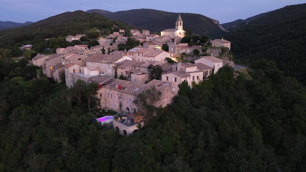 La Sarrasine Piscine chauffée et jacuzzi