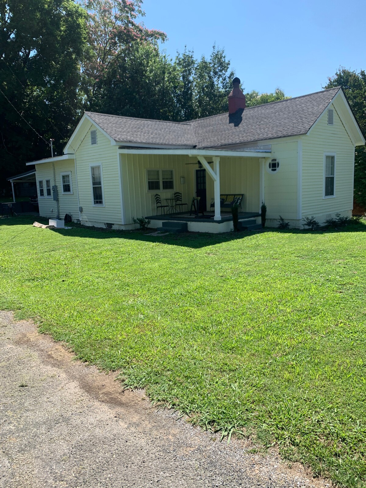 Downtown cheerful 2 bedroom with free parking