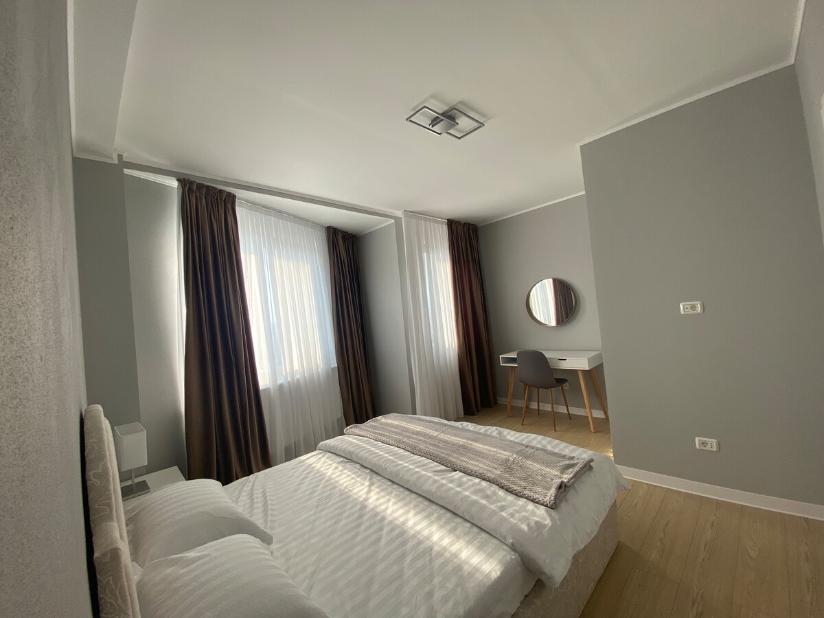 EM02-豪华双卧室公寓-加大双人床