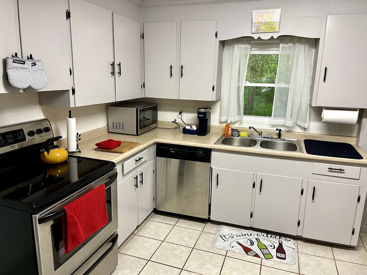 Stone’s Throw: Full 1BR Apt 5 min from LU/Wards Rd