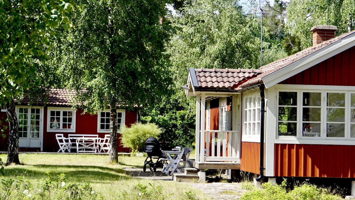 Charmig stuga med havsutsikt och öppen spis