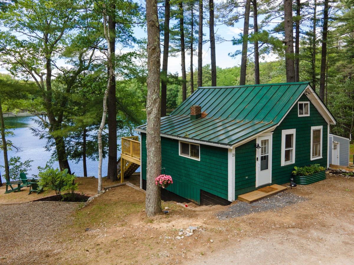 Cozy Winter Cabin Getaway on Round Pond