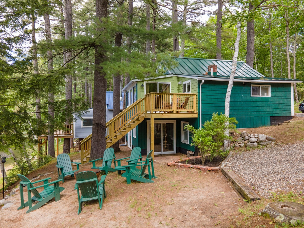 Cozy Winter Cabin Getaway on Round Pond