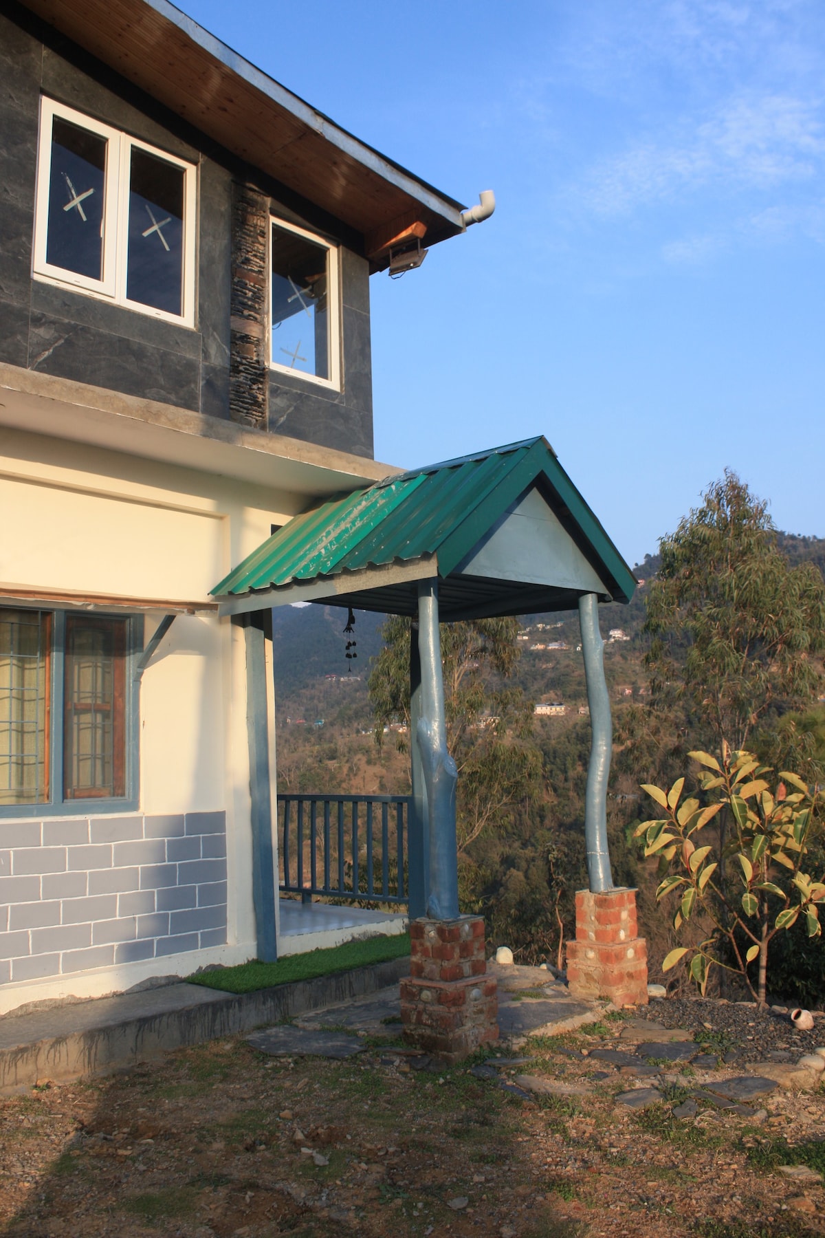 Santa Rosa - A Two BR Home in the Hills of Shimla.