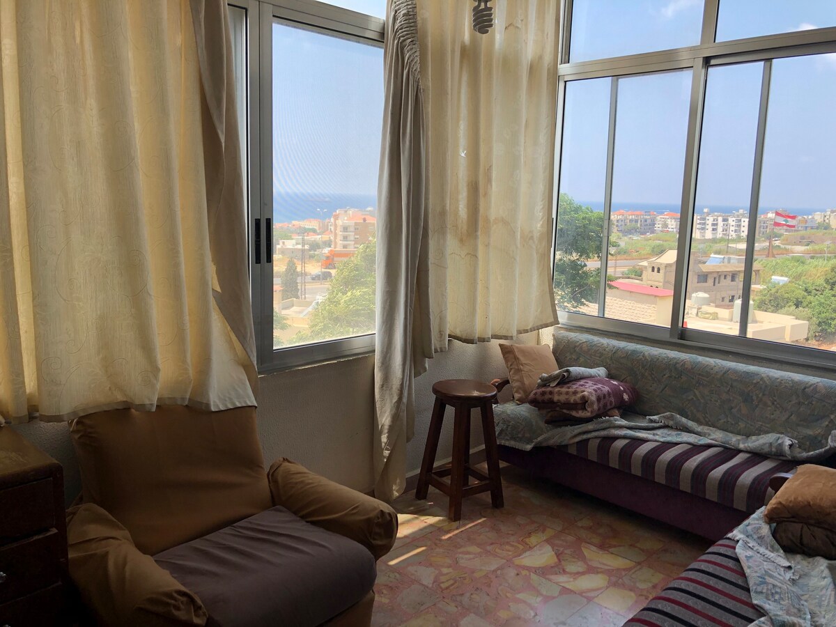 2 bedroom house with fireplace. Sea view