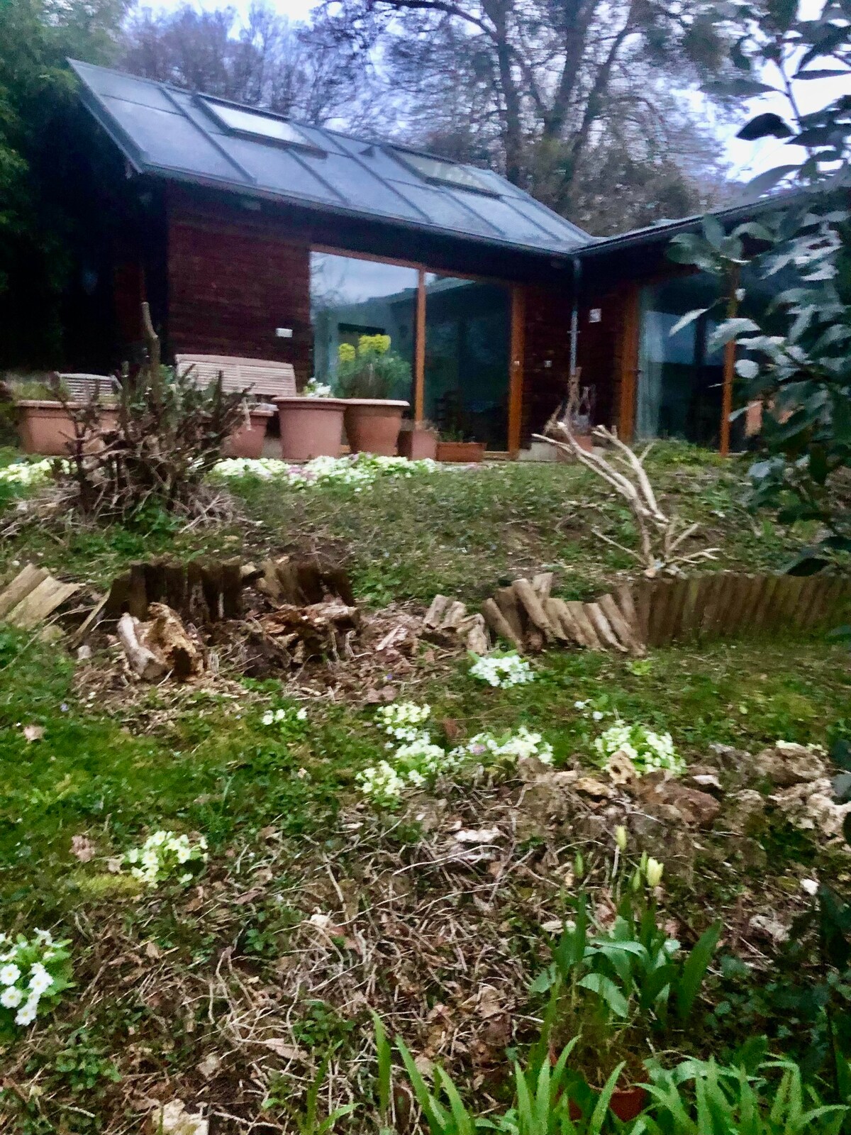 Petite maison indépendante dans un jardin