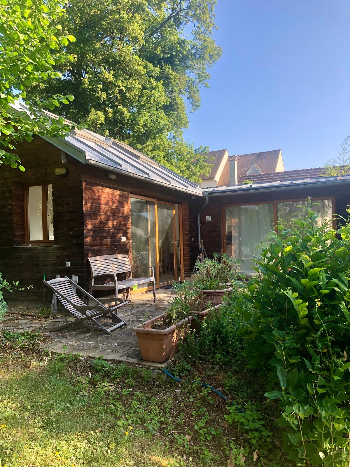 Petite maison indépendante dans un jardin