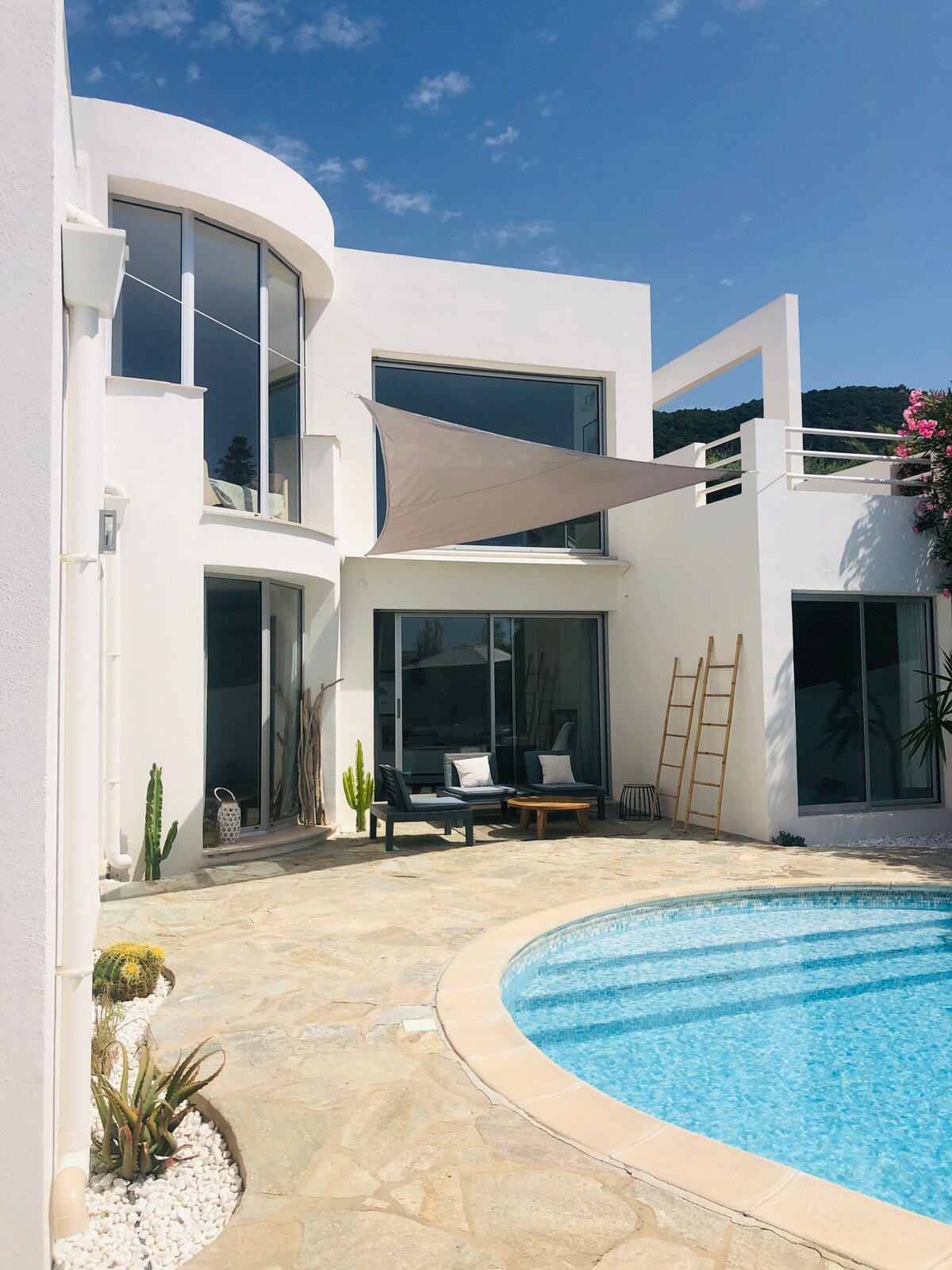 Magnifique villa avec piscine et plage à pieds !